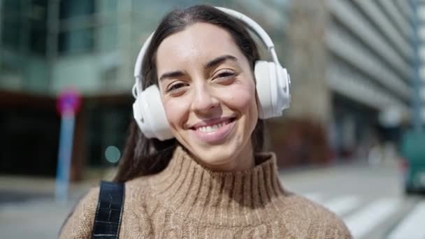 Jovem Bela Mulher Hispânica Sorrindo Confiante Ouvir Música Rua — Vídeo de Stock