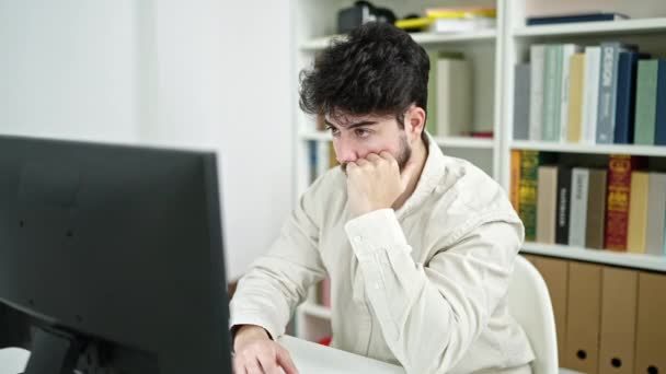 Jovem Estudante Hispânico Cansado Usando Computador Estudando Universidade Biblioteca — Vídeo de Stock