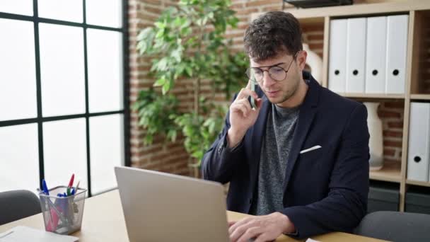 Jeune Homme Hispanique Travailleur Affaires Parlant Téléphone Utilisant Ordinateur Portable — Video