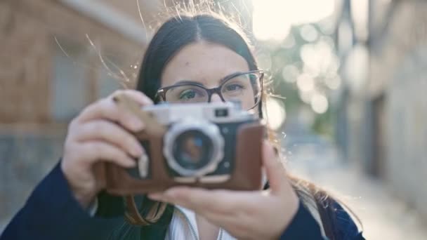 Młoda Latynoska Turystka Plecaku Robi Zdjęcia Kamerą Ulicy — Wideo stockowe