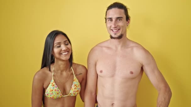 男性と女性の観光客カップルは 孤立した黄色の背景に微笑んで拳をぶつける — ストック動画