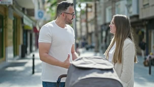 Dreiköpfige Familie Läuft Mit Kinderwagen Auf Straße — Stockvideo