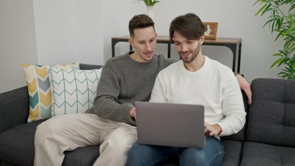 Dois Homens Casal Usando Laptop Sentado Sofá Casa — Vídeo de Stock
