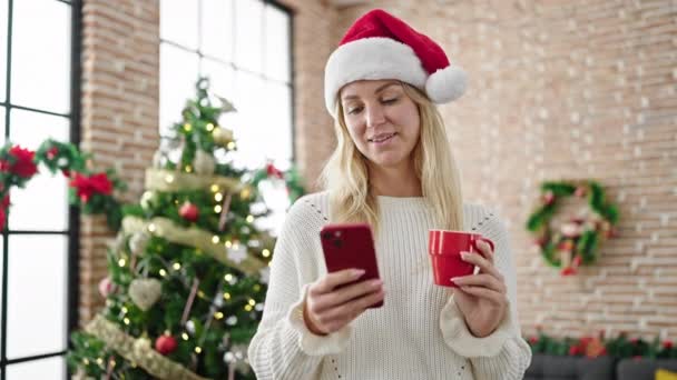 Jonge Blonde Vrouw Vieren Kerst Met Behulp Van Smartphone Het — Stockvideo