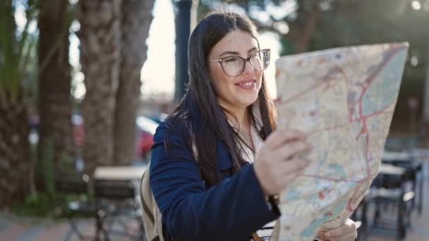 Ung Latinamerikansk Kvinna Turist Bär Ryggsäck Tittar Stadskarta Gatan — Stockvideo