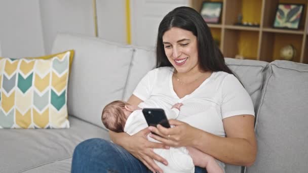 집에서 스마트폰을 아기에 어머니와 — 비디오