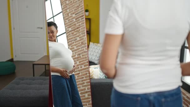 Молодая Беременная Женщина Улыбается Уверенно Глядя Живот Зеркало Дома — стоковое видео