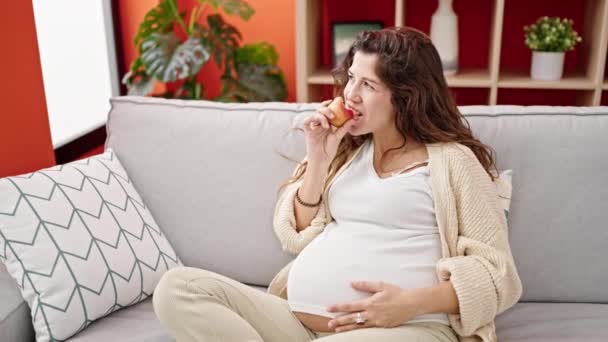 Joven Embarazada Comiendo Manzana Masajeando Vientre Casa — Vídeo de stock