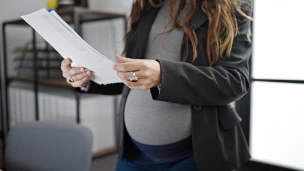 Genç Hamile Kadını Ofiste Karnına Dokunup Evrak Okuyor — Stok video