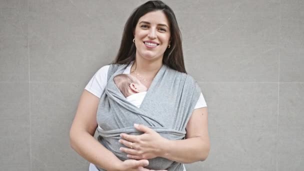 Mãe Bebê Filha Carregando Bebê Cachecol Maternidade Sobre Fundo Tijolo — Vídeo de Stock