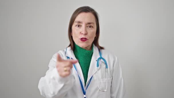 Gammal Latinamerikansk Kvinna Med Grått Hår Läkare Ber Tyst Över — Stockvideo