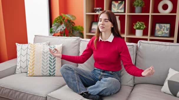 Junge Hispanische Frau Macht Yoga Übungen Sitzend Auf Dem Sofa — Stockvideo