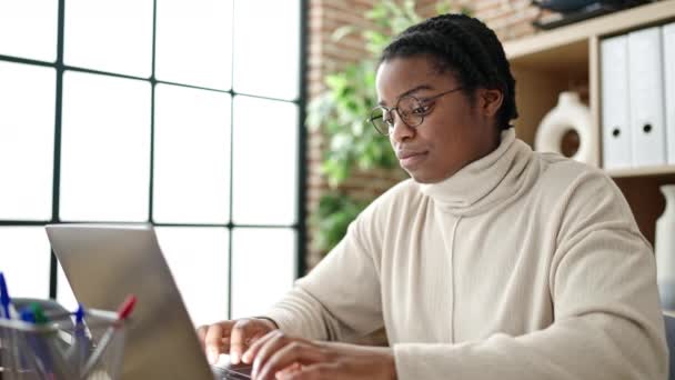 Africano Americano Mulher Trabalhador Negócios Cansado Usando Laptop Trabalhando Escritório — Vídeo de Stock