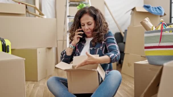 Středověká Hispánská Žena Mluví Telefonu Vybalování Kartónové Krabice Novém Domově — Stock video