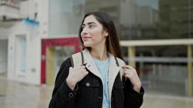 Sokakta kendine gülen güzel İspanyol bir kız öğrenci.