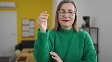 Beyaz saçlı, kendine güveni olan olgun İspanyol kadın.