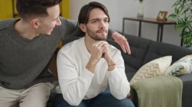 İki erkek evde hediyelerle sürpriz yapıyor.