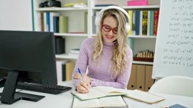 Sınıfta şarkı söyleyen genç sarışın kız öğrenci.