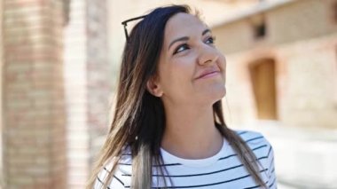 Orta Doğulu bir kadın gülümsüyor. Kendine güveniyor.