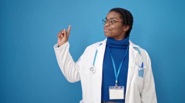 Afro-Amerikalı kadın doktor gülümsüyor.