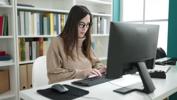 Estudante Hispânica Bonita Usando Computador Estudando Universidade Biblioteca — Vídeo de Stock