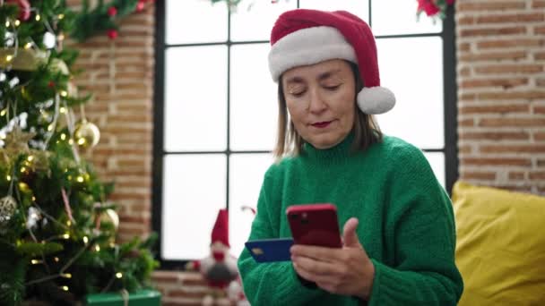 Beyaz Saçlı Olgun Spanyol Bir Kadın Evde Akıllı Telefonuyla Noel — Stok video