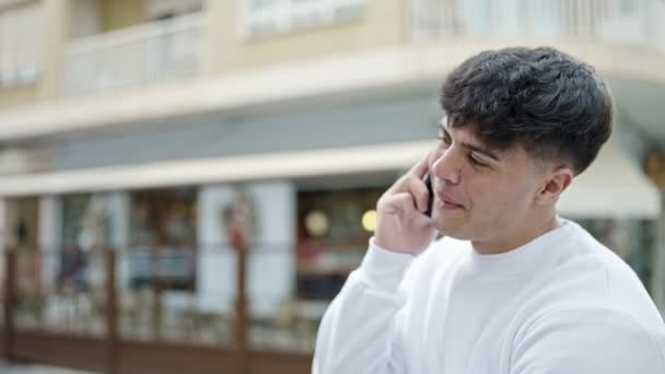 Mladý Hispánec Mluví Smartphone Úsměvem Terase Kavárny — Stock video