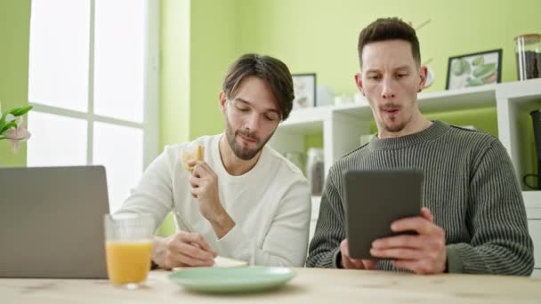 Twee Mannen Paar Ontbijten Met Behulp Van Touchpad Laptop Schrijven — Stockvideo