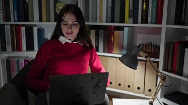 Młoda Latynoska Studentka Korzystająca Laptopa Uniwersytecie Bibliotece — Wideo stockowe