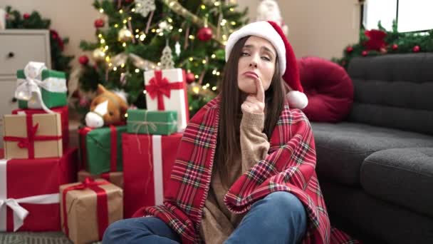 Güzel Spanyol Kadın Evde Üzgün Bir Ifadeyle Noel Şapkası Takıyor — Stok video