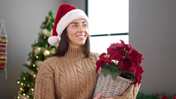 Genç Güzel Spanyol Bir Kadın Elinde Noel Çiçeğiyle Evde Dikiliyor — Stok video