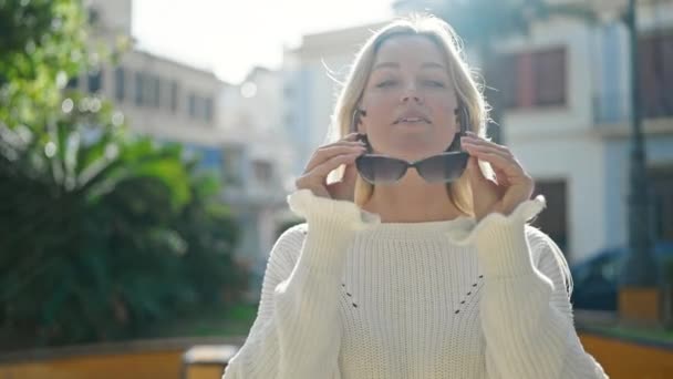 Joven Mujer Rubia Sonriendo Confiada Usando Gafas Sol Parque — Vídeos de Stock