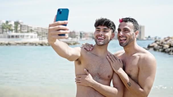 Zwei Männer Touristenpaar Lächelt Zuversichtlich Bei Videoanruf Strand — Stockvideo