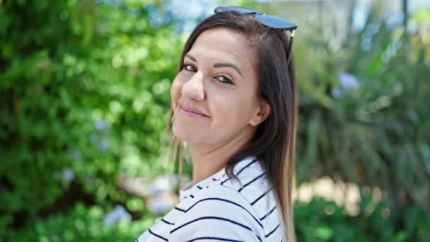 Medio Oriente Mujer Sonriendo Confiado Parque — Vídeo de stock