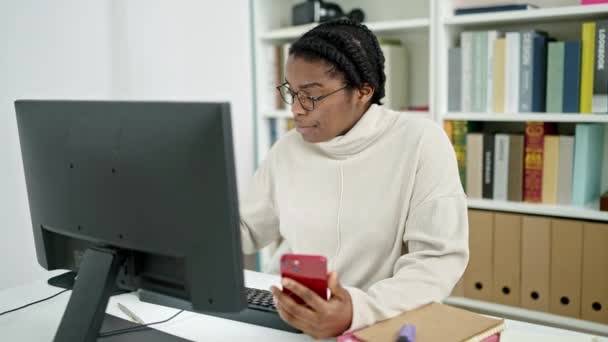 Studentessa Afroamericana Che Utilizza Computer Smartphone Presso Università Della Biblioteca — Video Stock