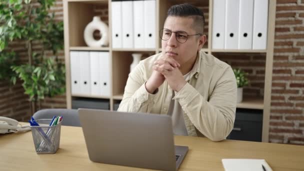 Genç Spanyol Adamı Ofiste Şüpheli Bir Ifadeyle Dizüstü Bilgisayar Kullanıyor — Stok video