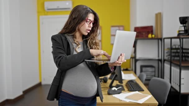 Молодая Беременная Деловая Женщина Использует Ноутбук Офисе — стоковое видео