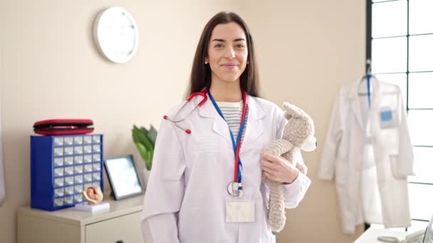 Jeune Belle Femme Hispanique Médecin Tenant Ours Peluche Faisant Geste — Video