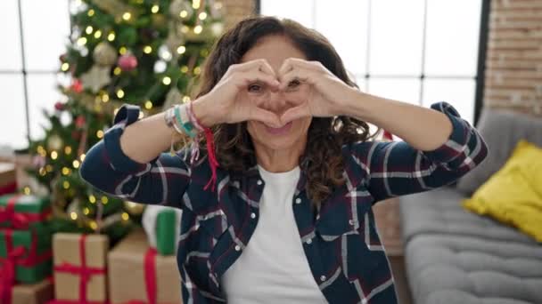 Orta Yaşlı Spanyol Kadın Noel Kutluyor Elleriyle Kalp Şekli Yapıyor — Stok video