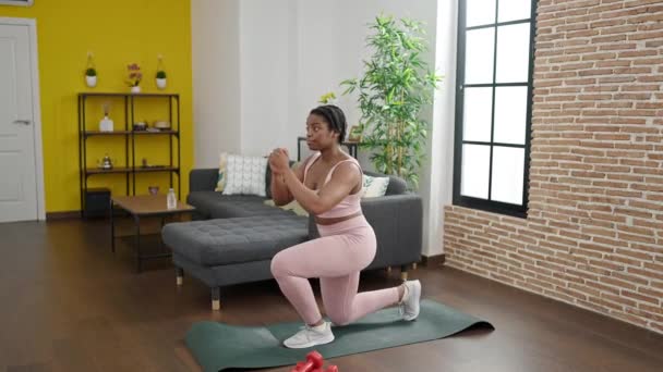 Afroamerykanka Szkolenia Nogi Ćwiczenia Domu — Wideo stockowe