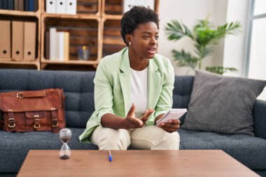 African american woman psychologist having mental session speaking at psychology center