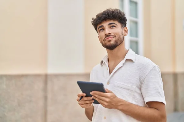 Hombre Árabe Joven Sonriendo Confiado Usando Touchpad Calle —  Fotos de Stock