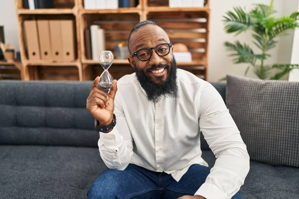 사무실에서 시계를 아프리카 미국인 긍정적 행복하게 자신있는 미소를 — 스톡 사진