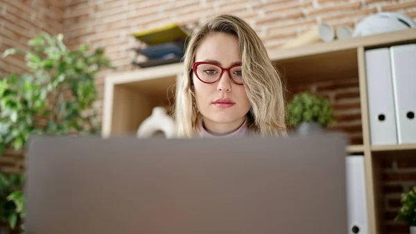 Jonge Blonde Vrouw Zakenman Met Behulp Van Laptop Werken Kantoor — Stockfoto