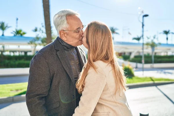 Middelaldrende Mann Kvinne Par Som Står Sammen Kysser Parken – stockfoto