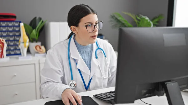 年轻的恐慌女医生在诊所用电脑工作 — 图库照片