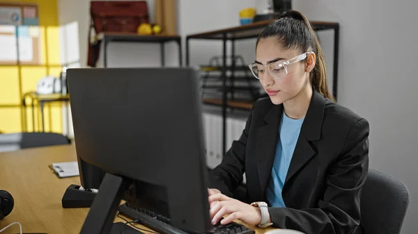 Joven Hermosa Mujer Hispana Trabajadora Negocios Usando Computadora Trabajando Oficina —  Fotos de Stock