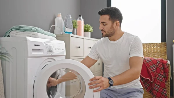 Çamaşır Odasında Çamaşır Yıkayan Genç Bir Spanyol — Stok fotoğraf