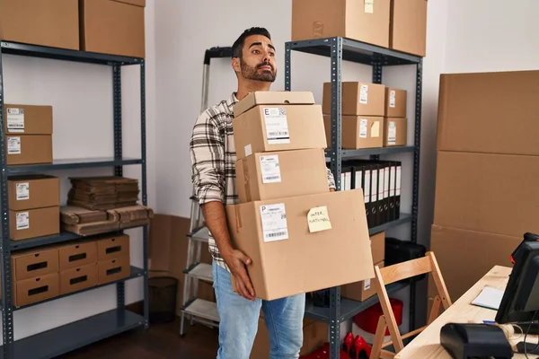 Junger Hispanischer Mann Mit Paketen Büro — Stockfoto