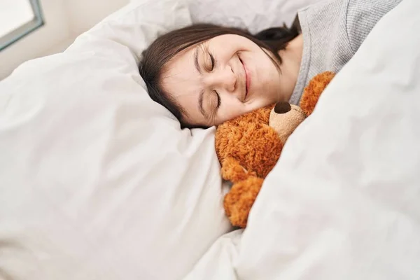 Sendromlu Genç Bir Kadın Yatak Odasında Oyuncak Ayıyla Yatıyor — Stok fotoğraf